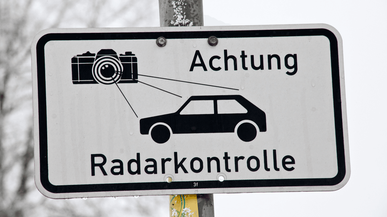 Blitzer-Urteil mit Signalwirkung? Warum viele Bußgelder bald hinfällig sein könnten